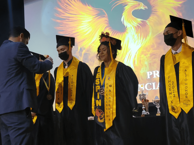 Toda una clase graduanda en Ceiba se gradúa con&nbsp;honores